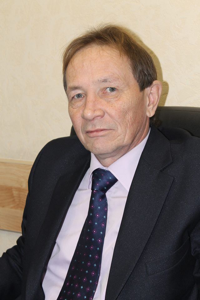 Владимир Медведев в рабочем кабинете