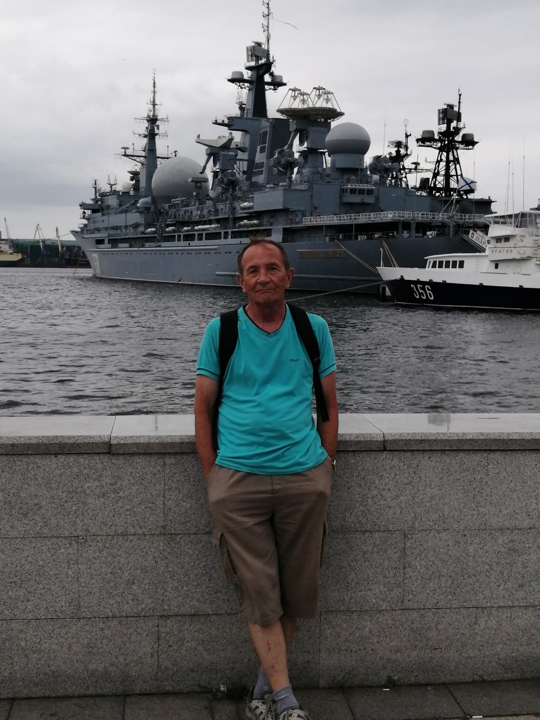 Владимир Медведев на набережной Владивостока